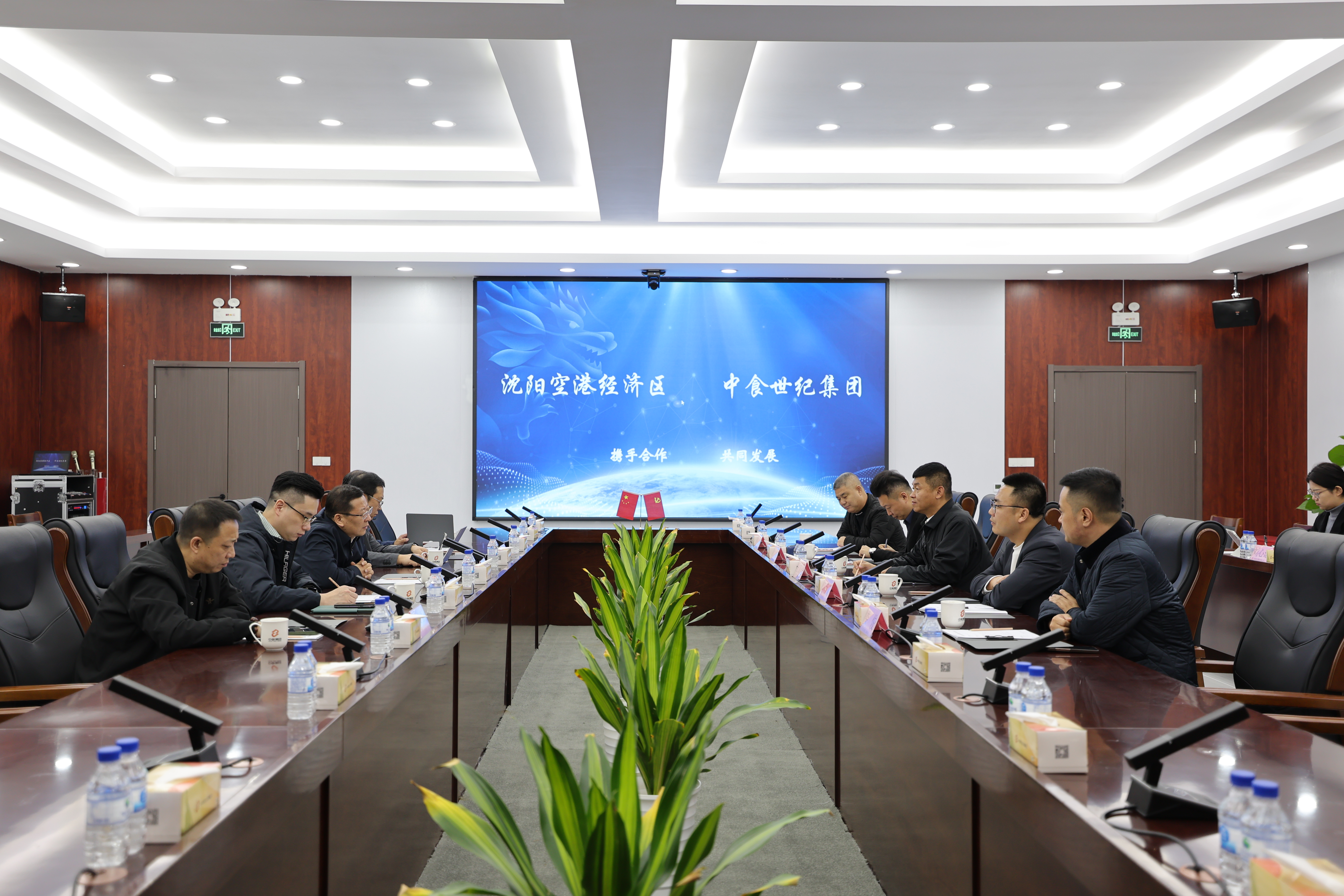 王文亮與沈陽(yáng)市政府副秘書長(zhǎng)，沈陽(yáng)空港經(jīng)濟(jì)區(qū)、中國(guó)（遼寧）自由貿(mào)易試驗(yàn)區(qū)沈陽(yáng)片區(qū)、沈陽(yáng)綜合保稅區(qū)黨工委副書記、管委會(huì)主任車東育會(huì)談