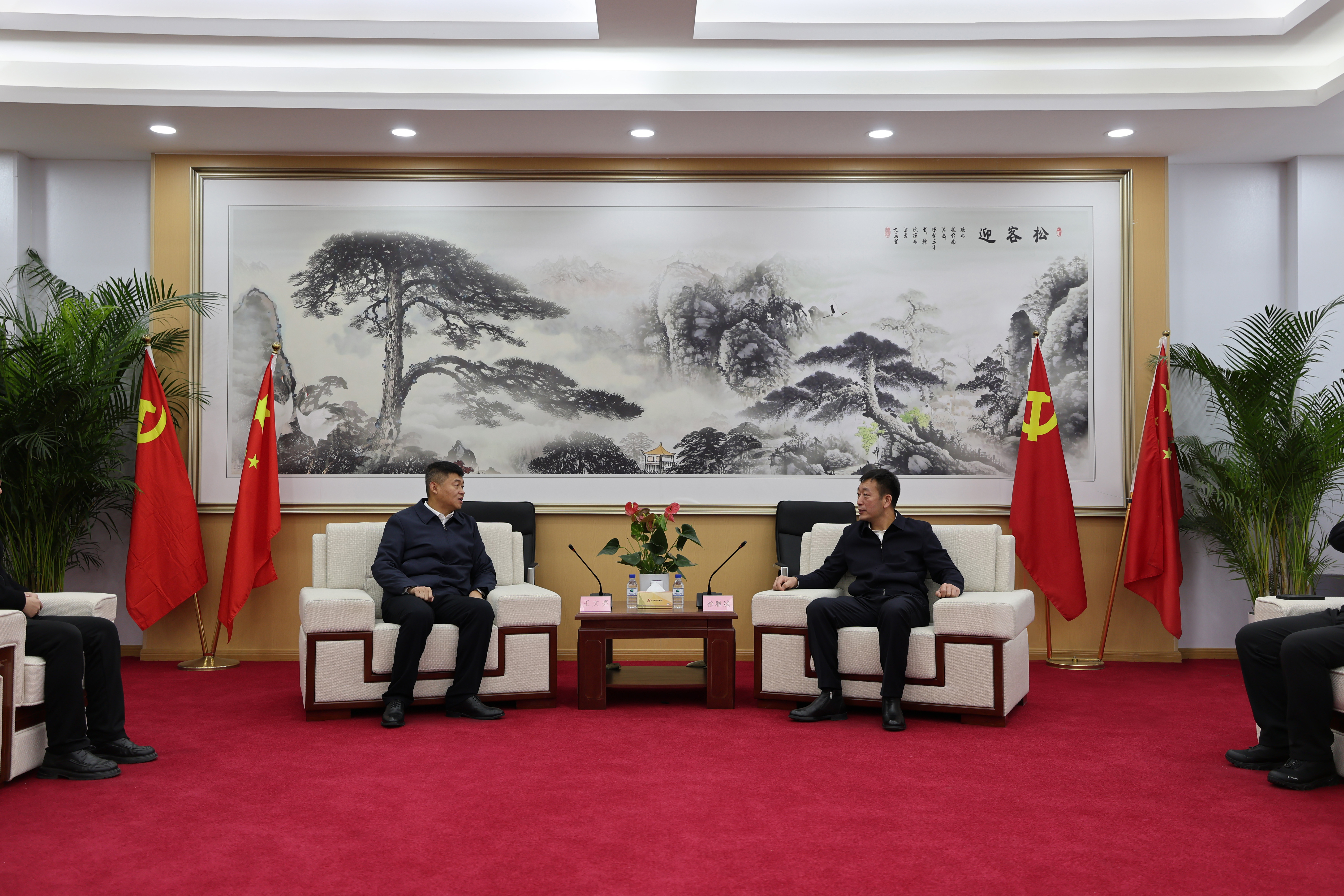 王文亮與五大連池市委書記、政府市長(zhǎng)徐雅斌會(huì)談，蘇德庫(kù)參加會(huì)談